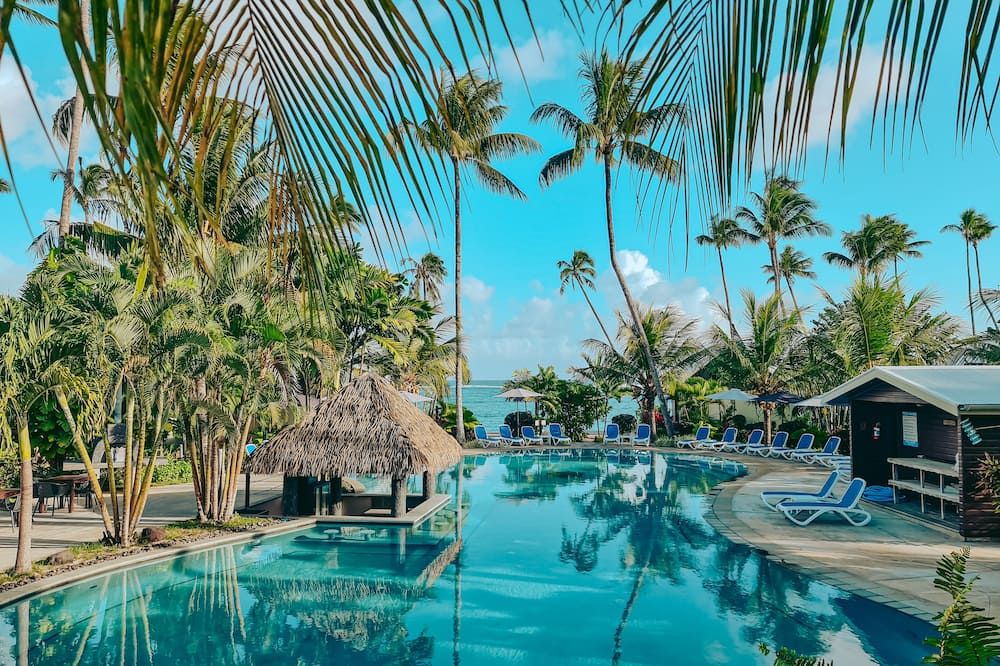 حوض السباحة