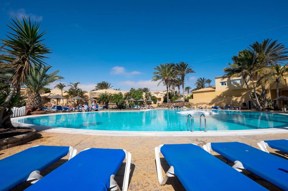 حوض السباحة