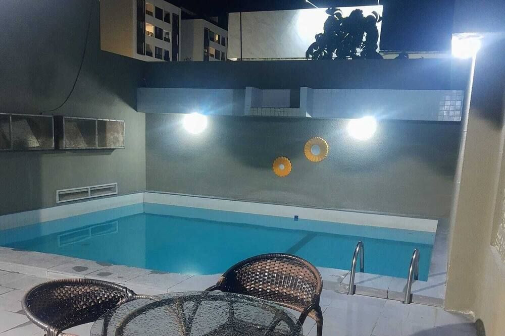 حوض السباحة