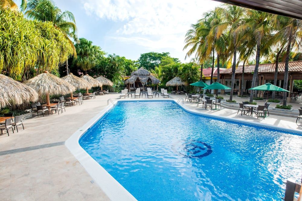 حوض السباحة