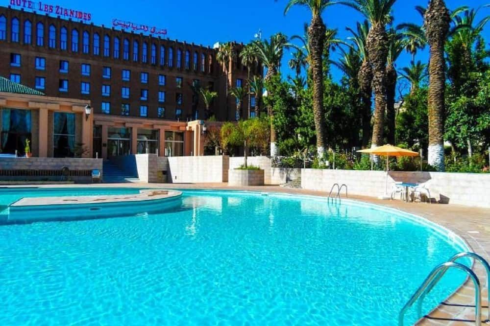 حوض السباحة