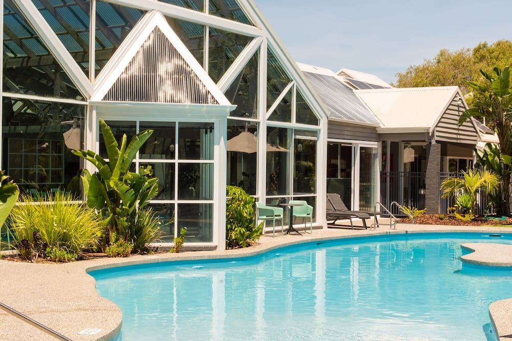 حوض السباحة