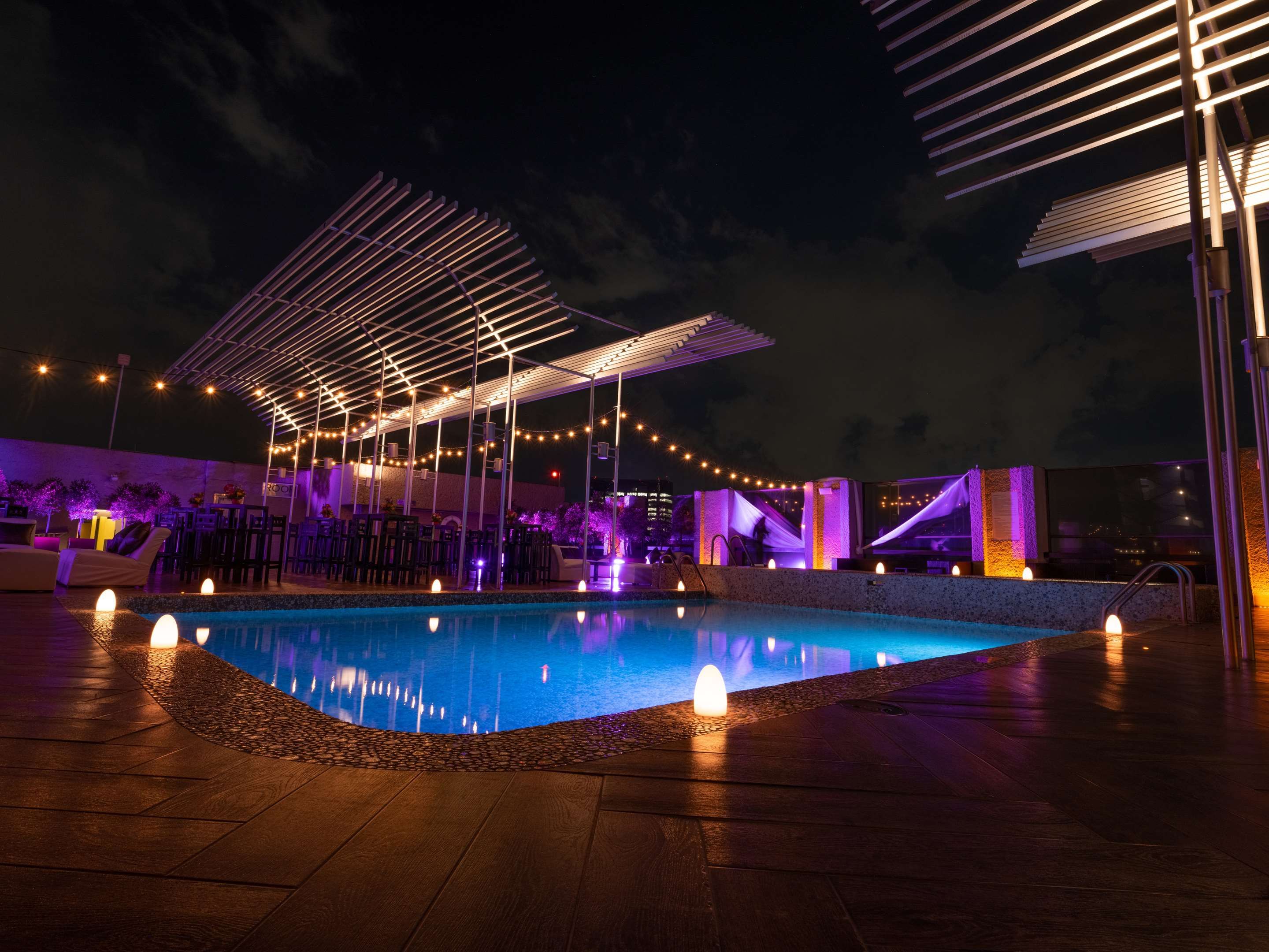 حوض السباحة