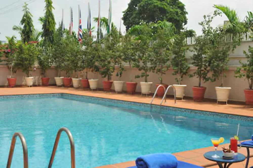 حوض السباحة