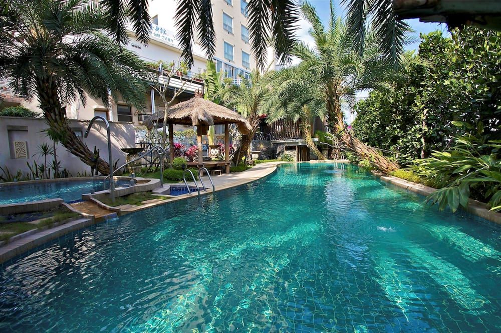 حوض السباحة