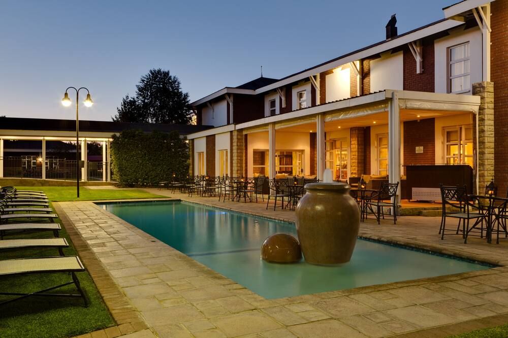 حوض السباحة