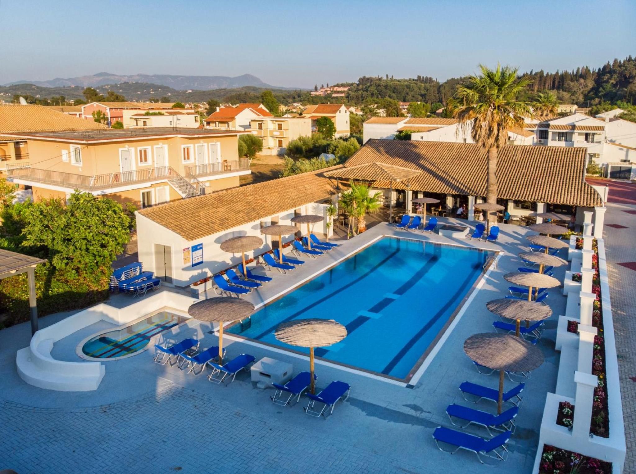 حوض السباحة