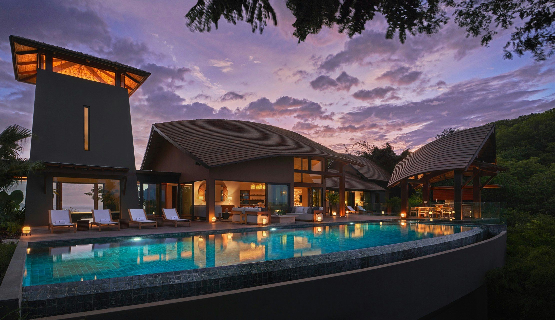 حوض السباحة