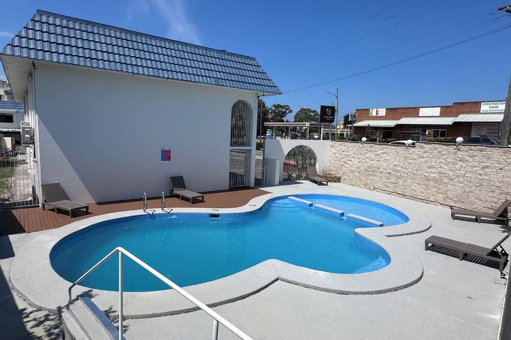 حوض السباحة