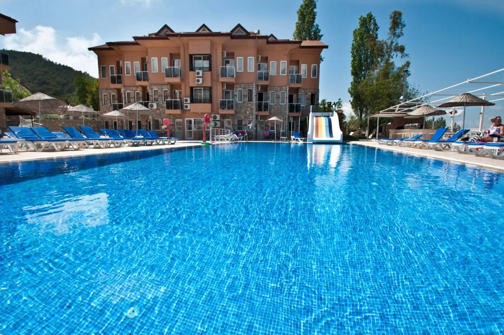 حوض السباحة