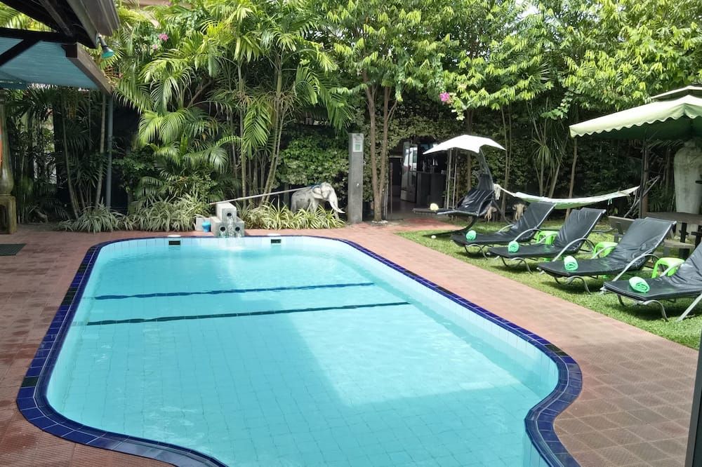 حوض السباحة صورة