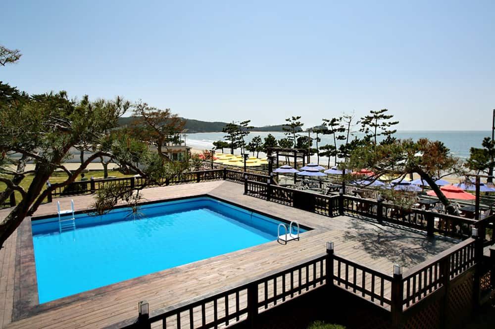 حوض السباحة