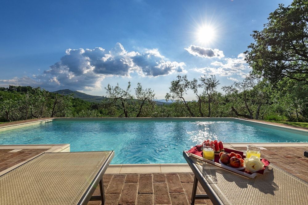 حوض السباحة