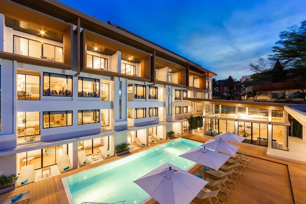 حوض السباحة