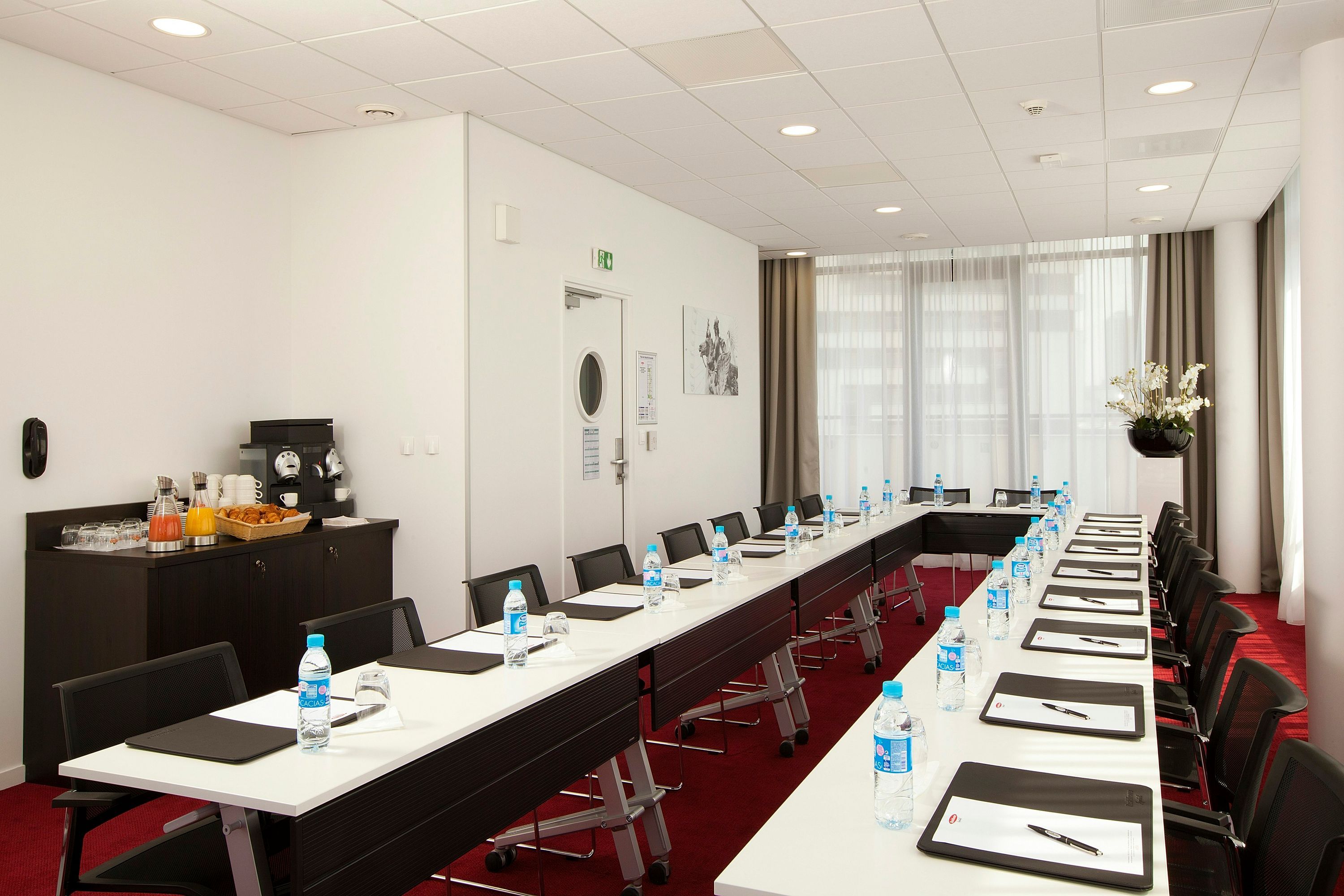 غرفة الاجتماعات