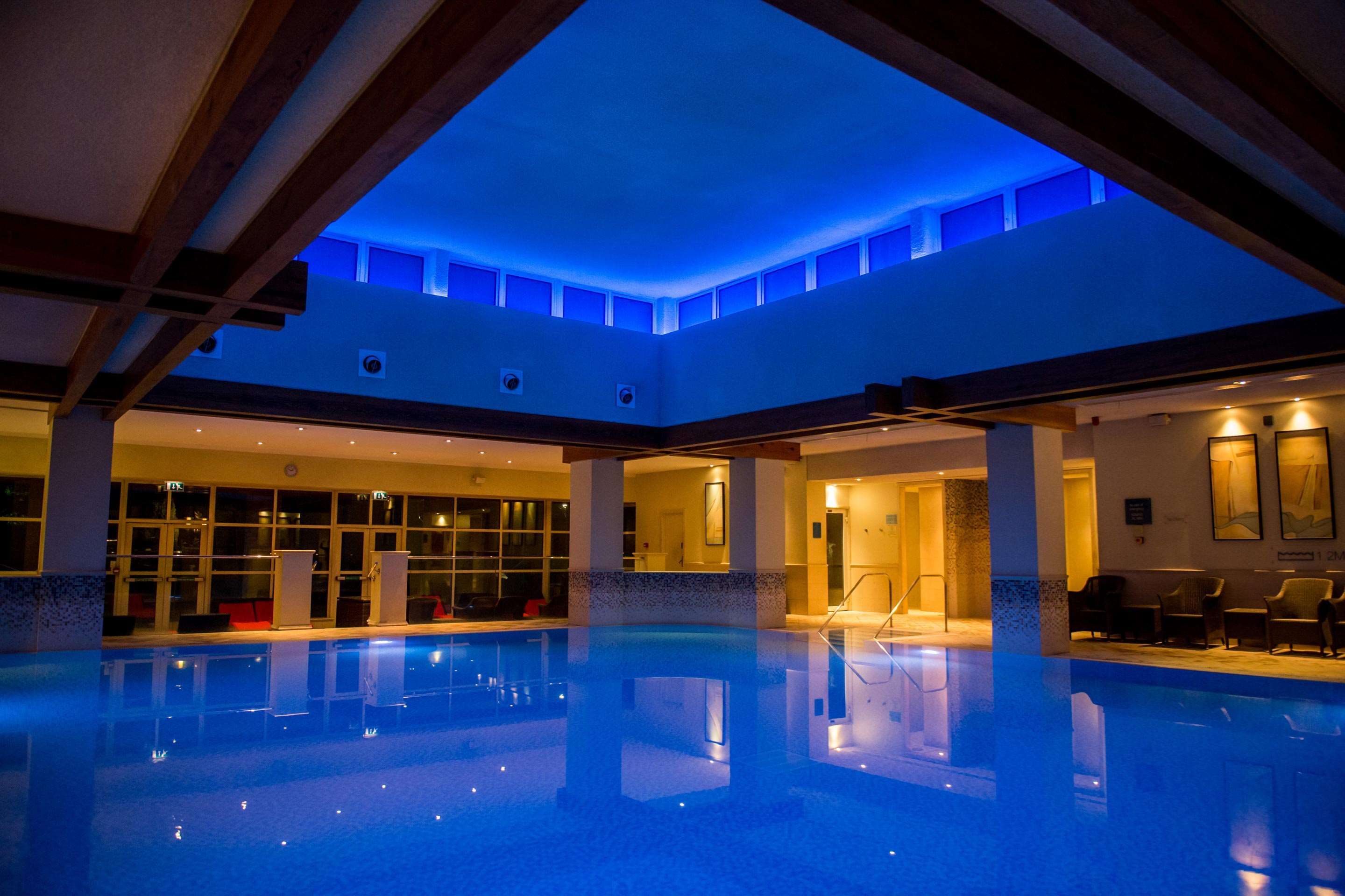 حوض السباحة