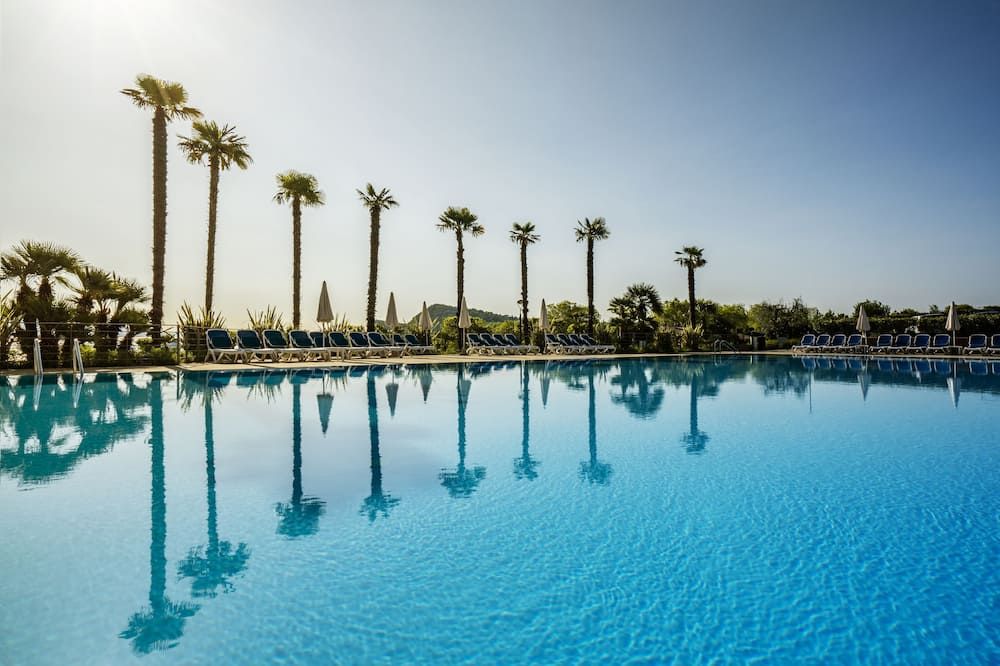 حوض السباحة