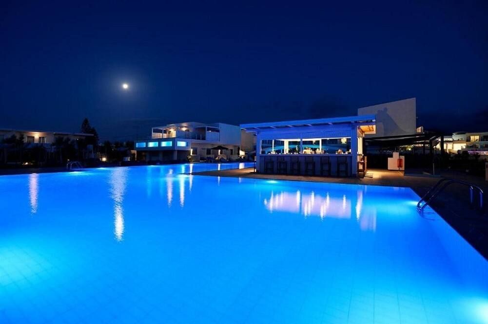 حوض السباحة