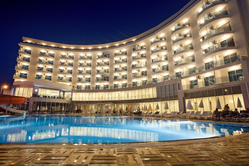 حوض السباحة