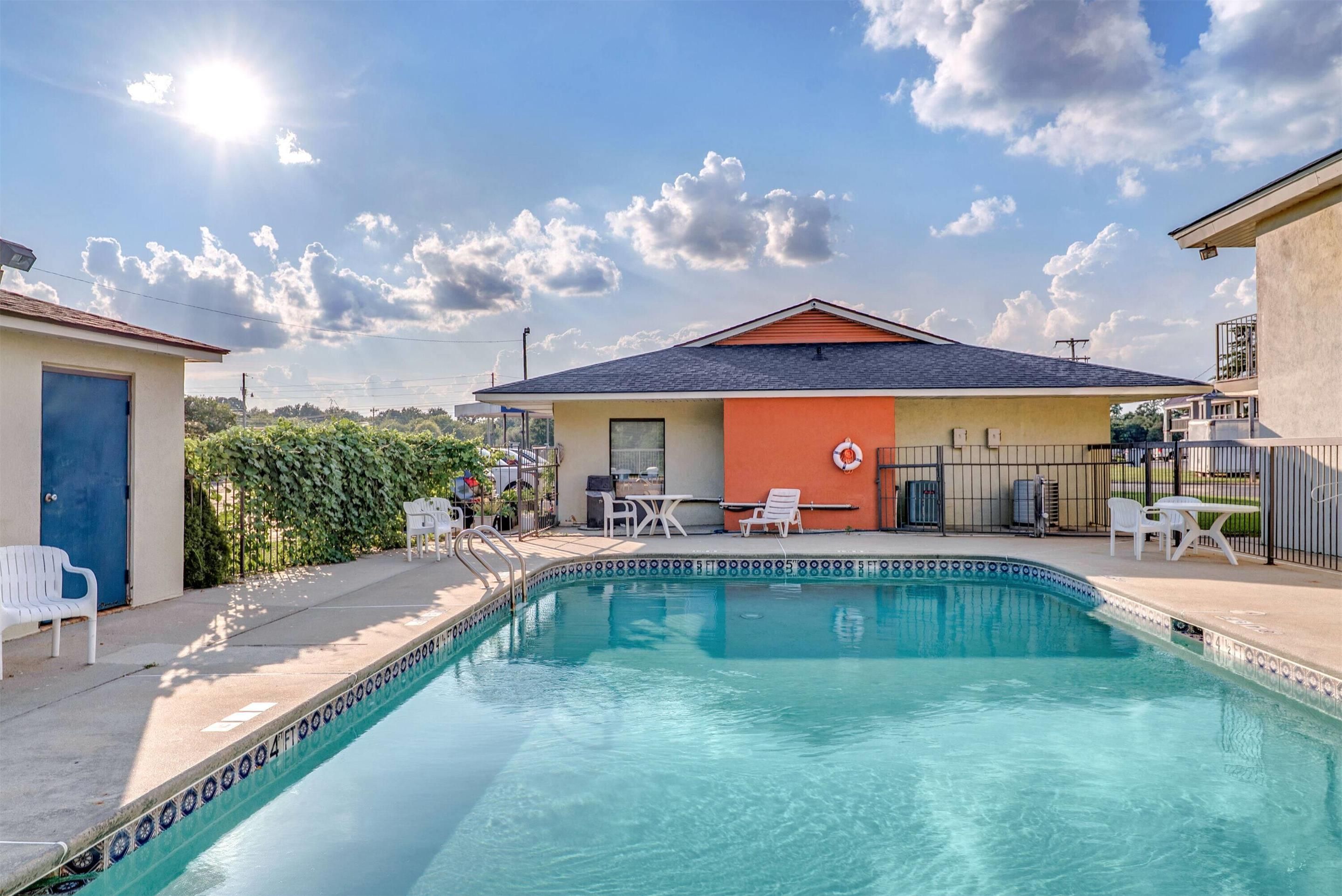 حوض السباحة