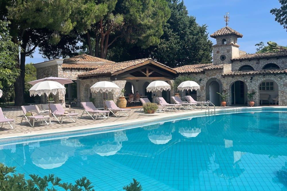 حوض السباحة