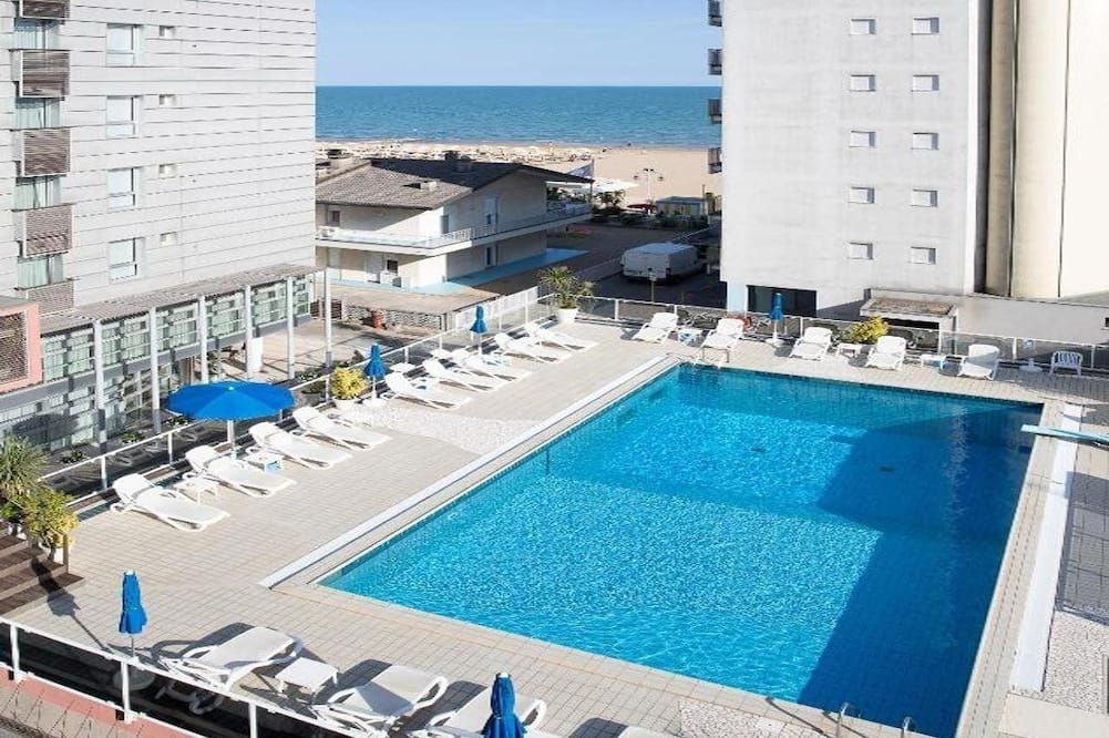 حوض السباحة