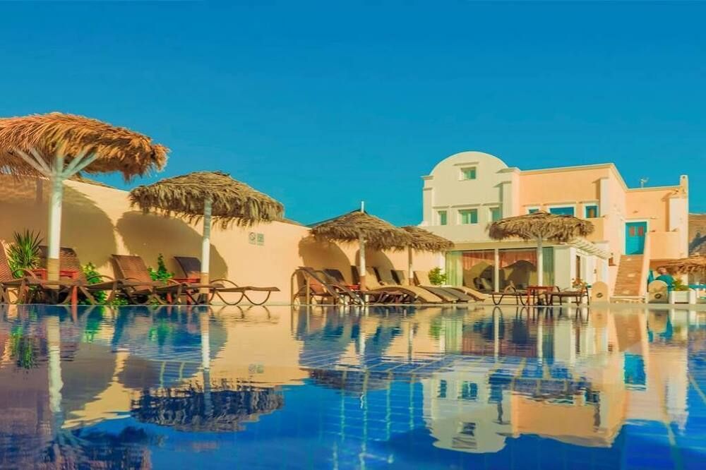 حوض السباحة