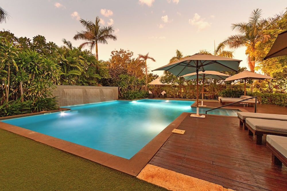 حوض السباحة