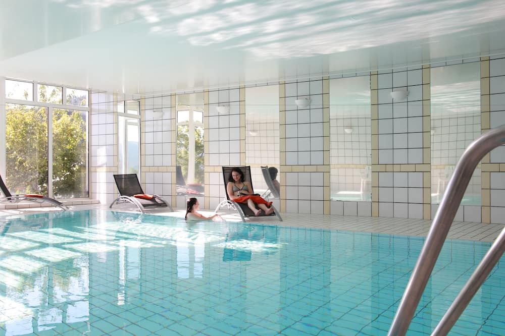 حوض السباحة