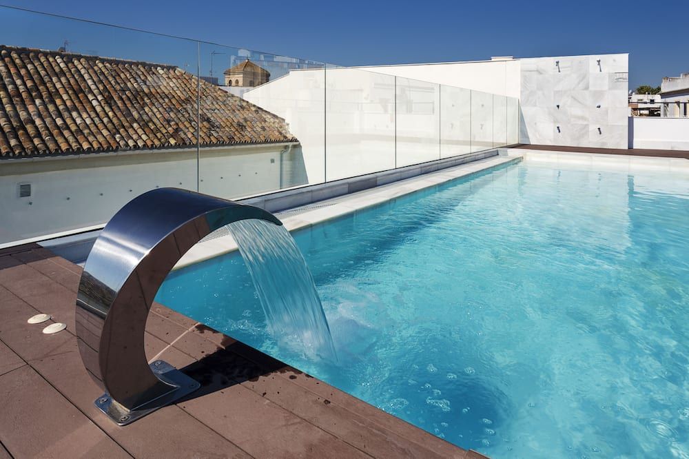 حوض السباحة