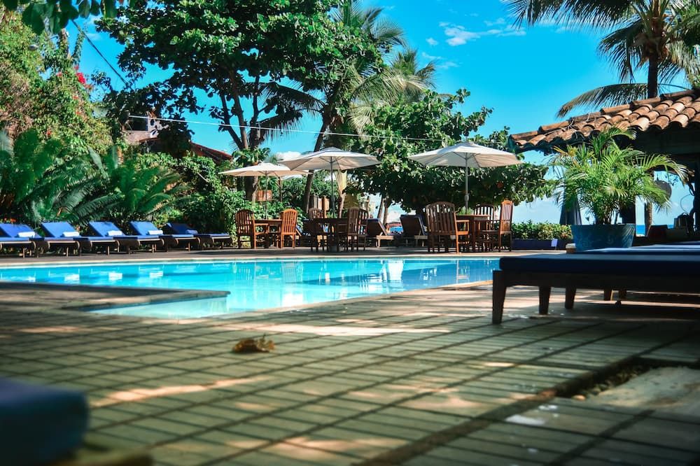 حوض السباحة