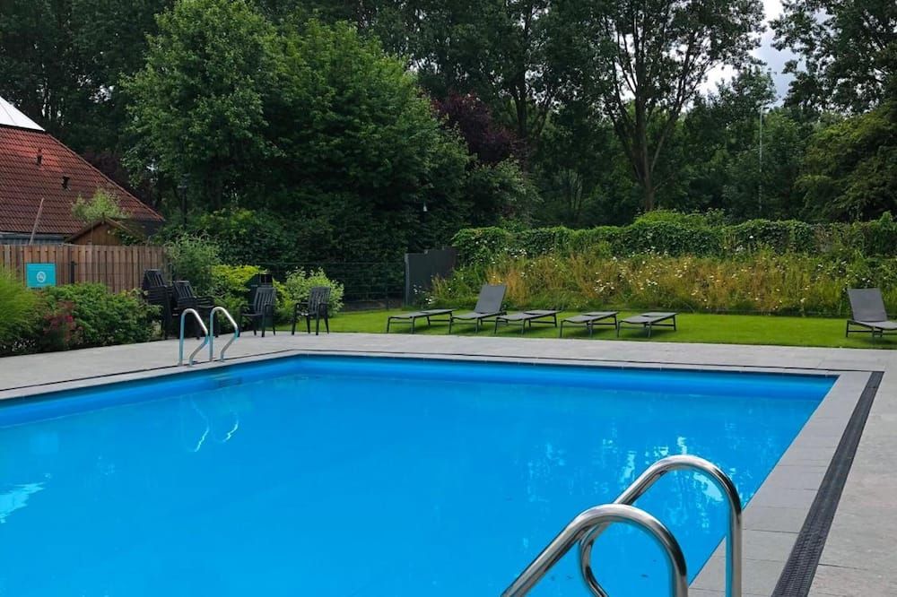 حوض السباحة