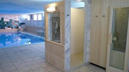 حوض السباحة