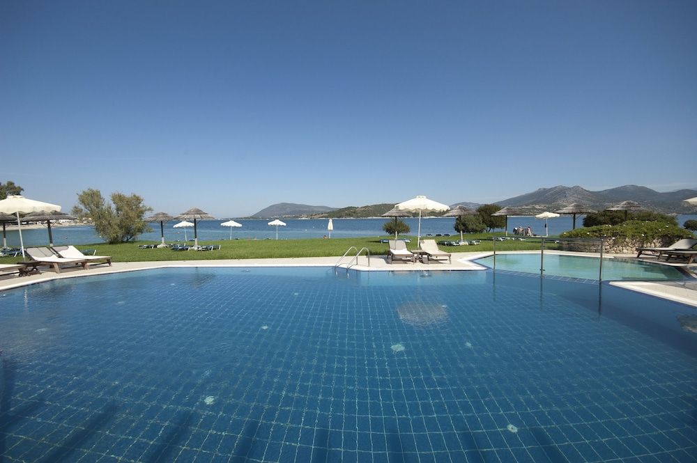 حوض السباحة