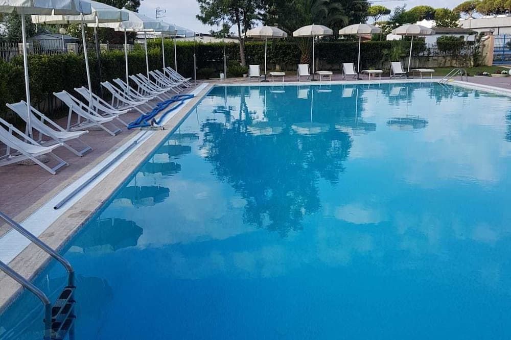 حوض السباحة صورة