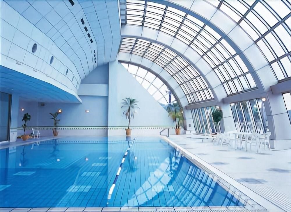 حوض السباحة