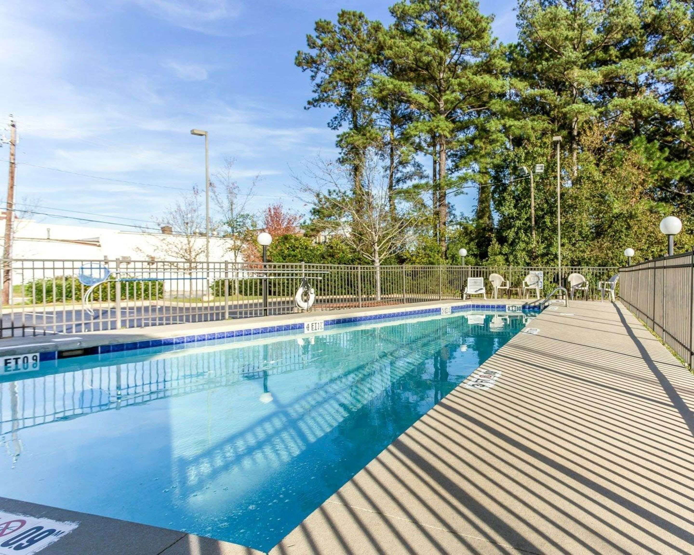 حوض السباحة