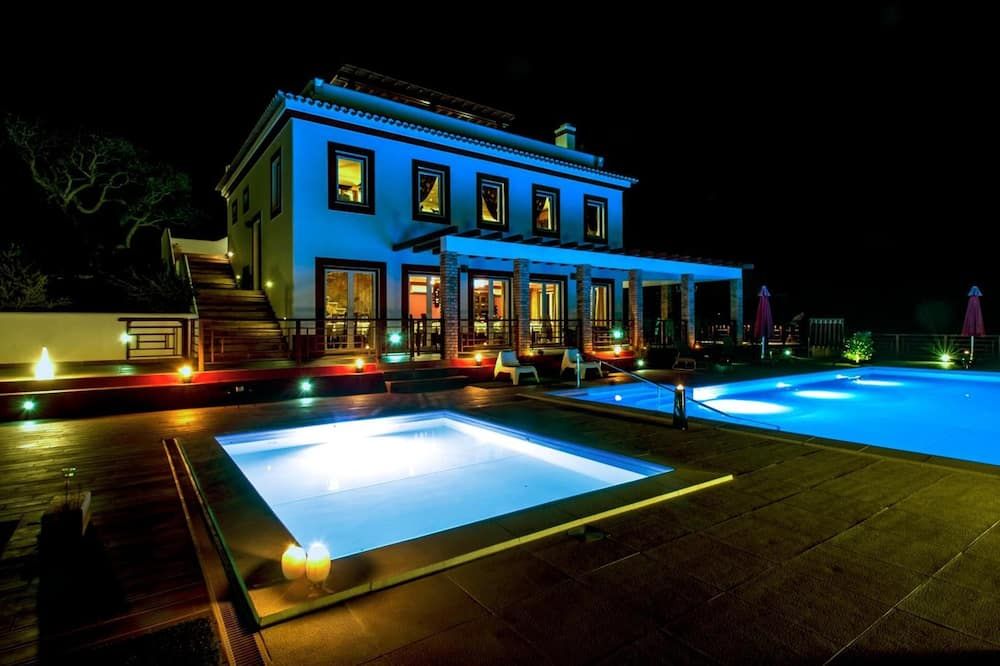 حوض السباحة