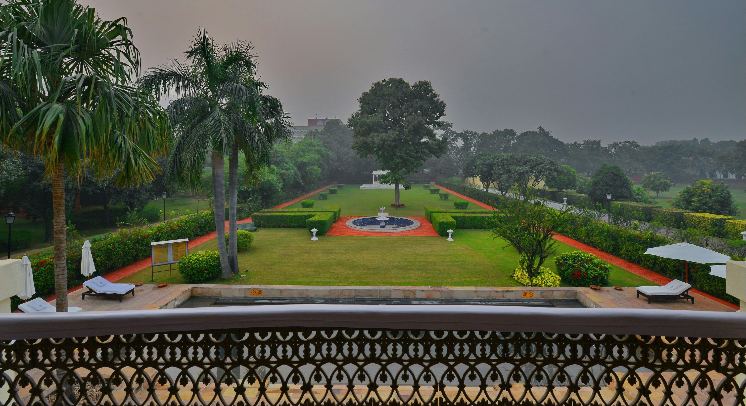 حوض السباحة