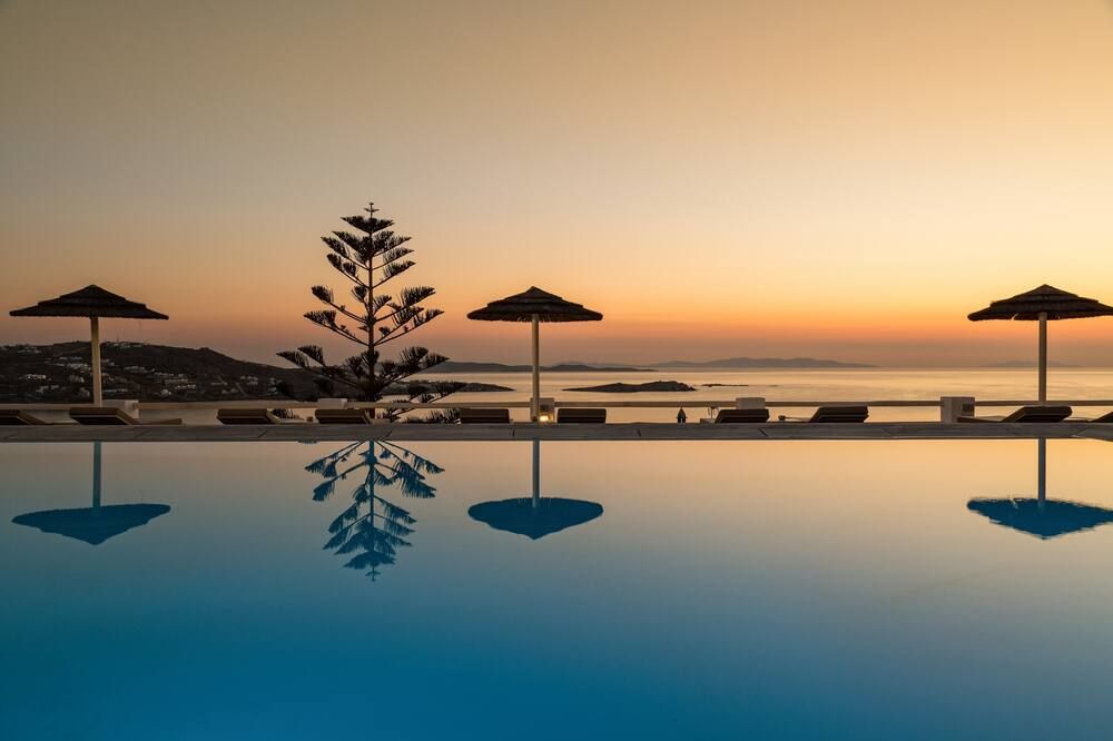 حوض السباحة