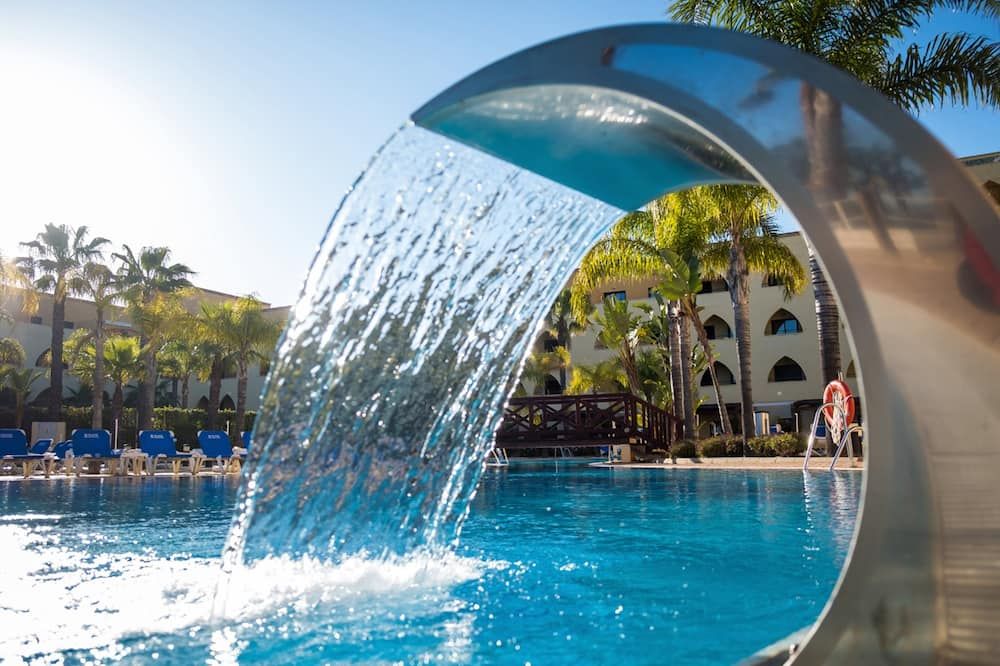 حوض السباحة