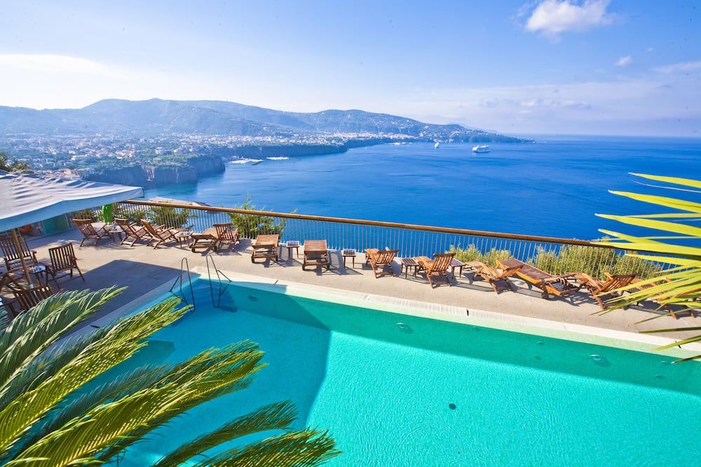 حوض السباحة