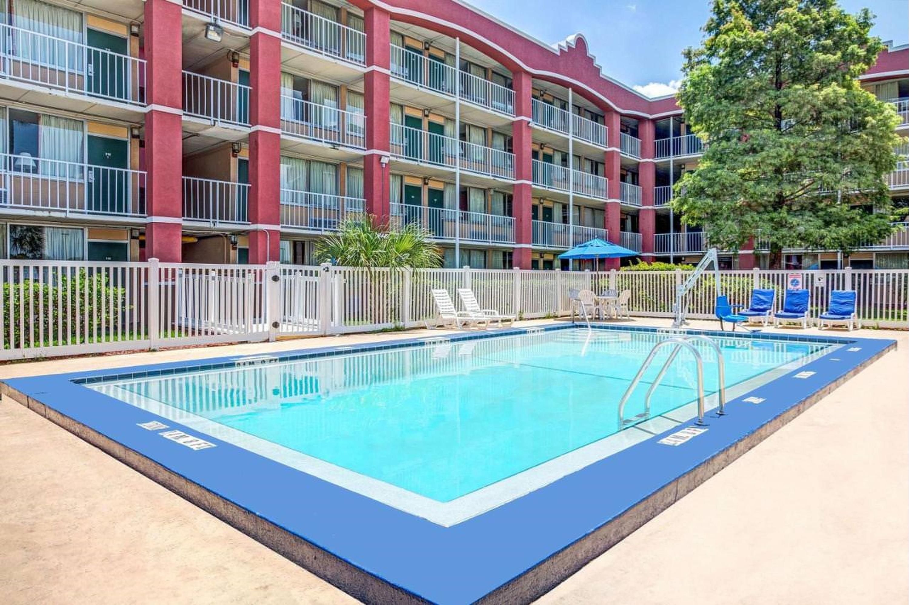 حوض السباحة