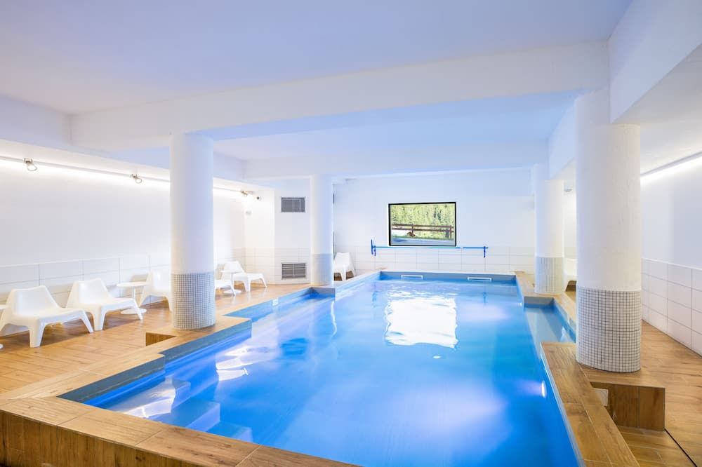 حوض السباحة