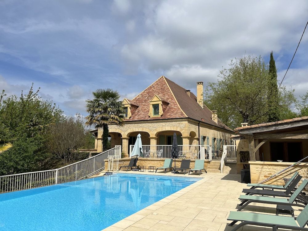 حوض السباحة