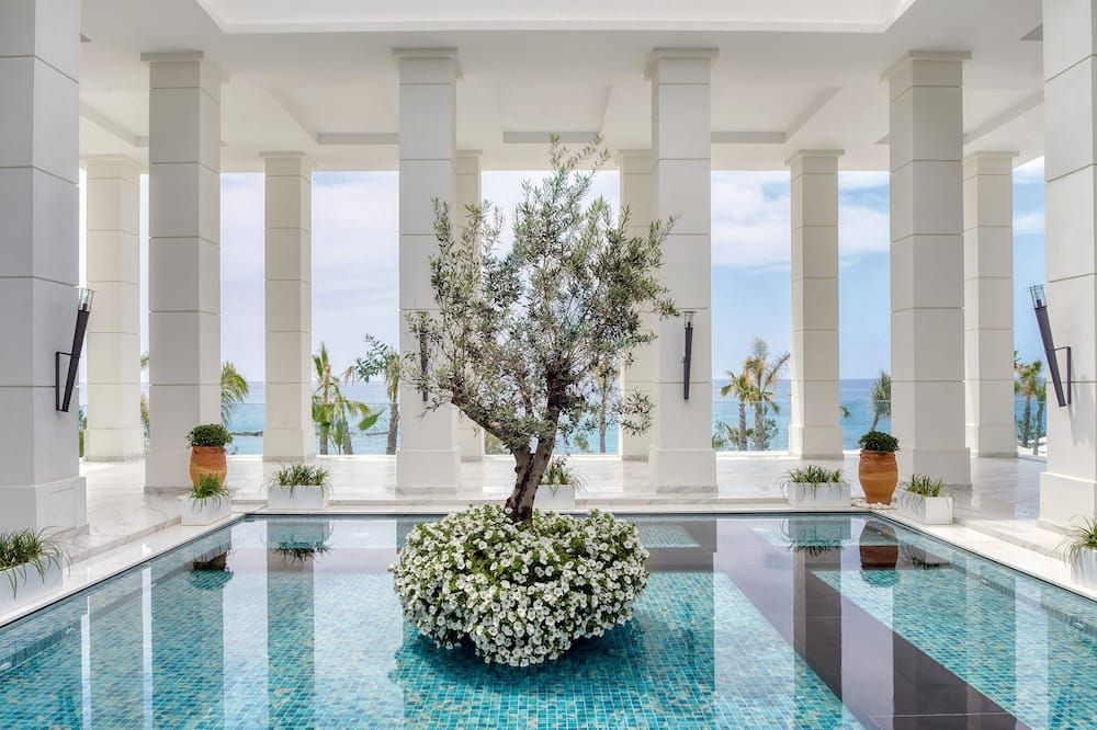 حوض السباحة