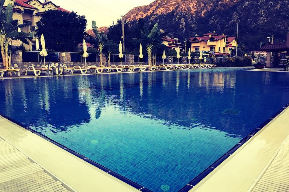 حوض السباحة