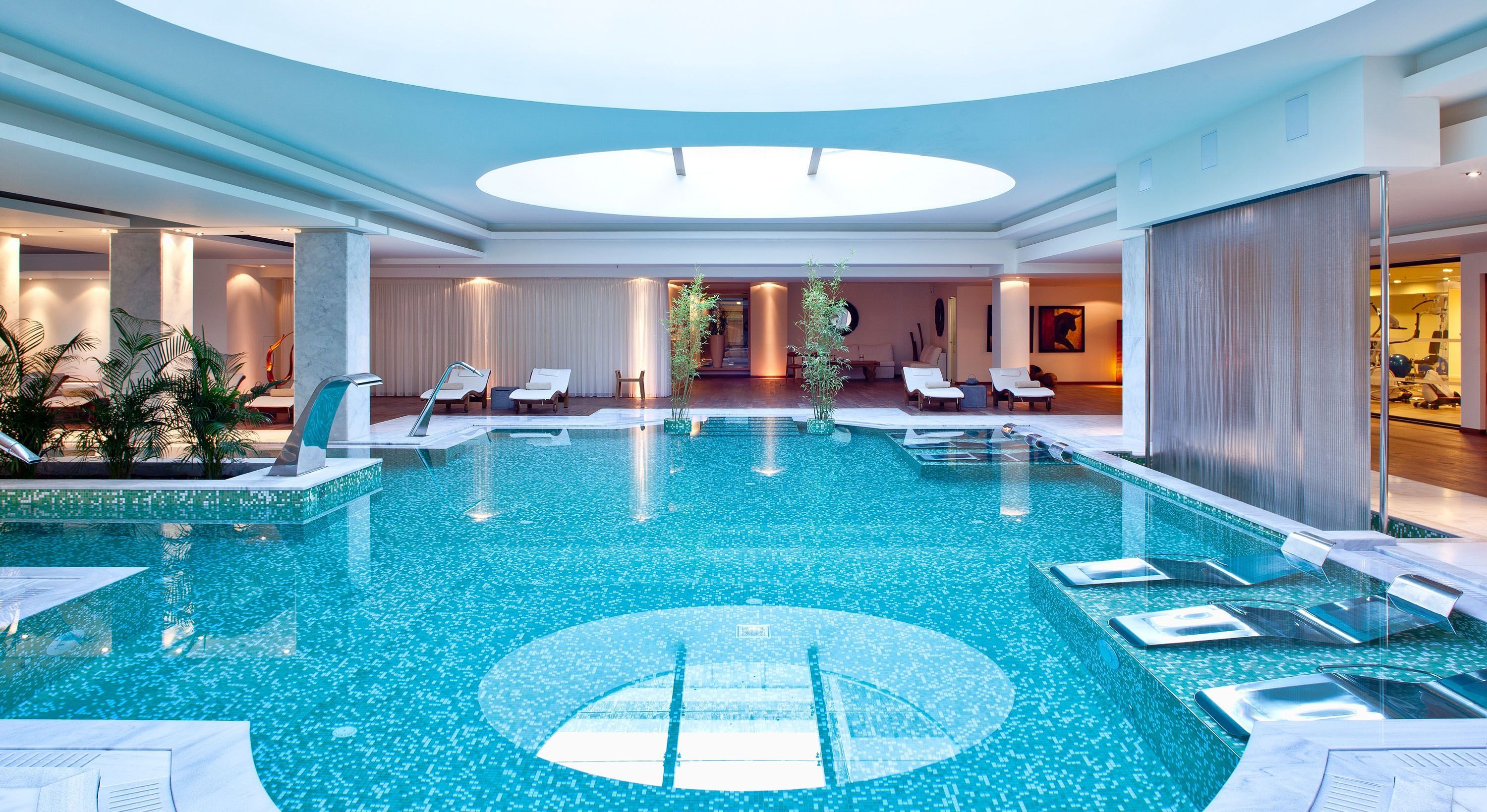 حوض السباحة