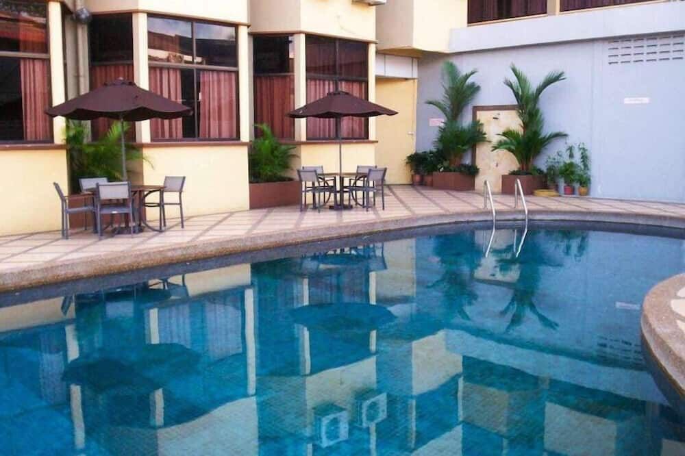 حوض السباحة