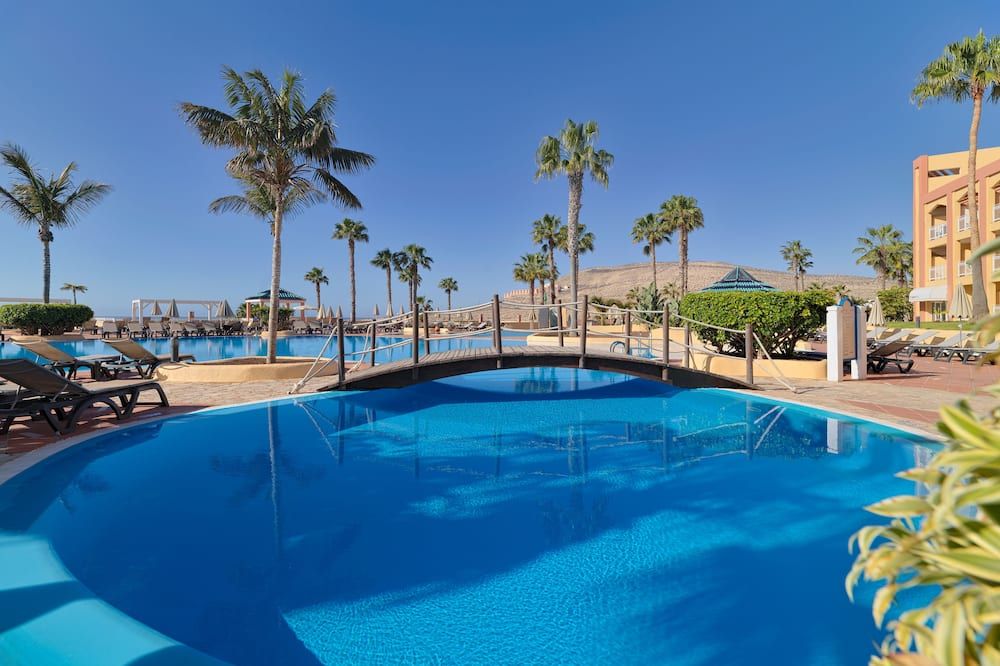 حوض السباحة